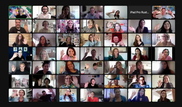 Los Coaches Creativos de uno de los últimos encuentros del programa saludando a cámara