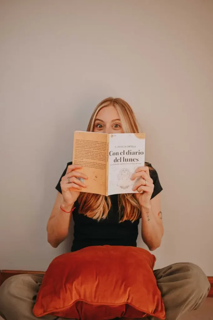 Flor Ortelli, COO de Laboratorio Gaiki, junto a su libro El diario del lunes