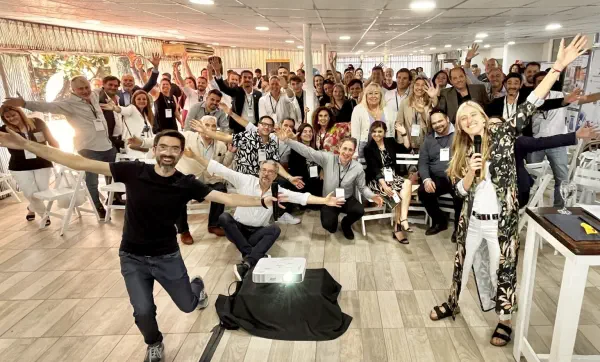 Jornada de Ideación junto a la Cámara Argentina de Franquiciados El equipo Gaiki saludando a cámara durante la jornada de Ideación realizada junto a la Cámara Argentina de Franquiciados