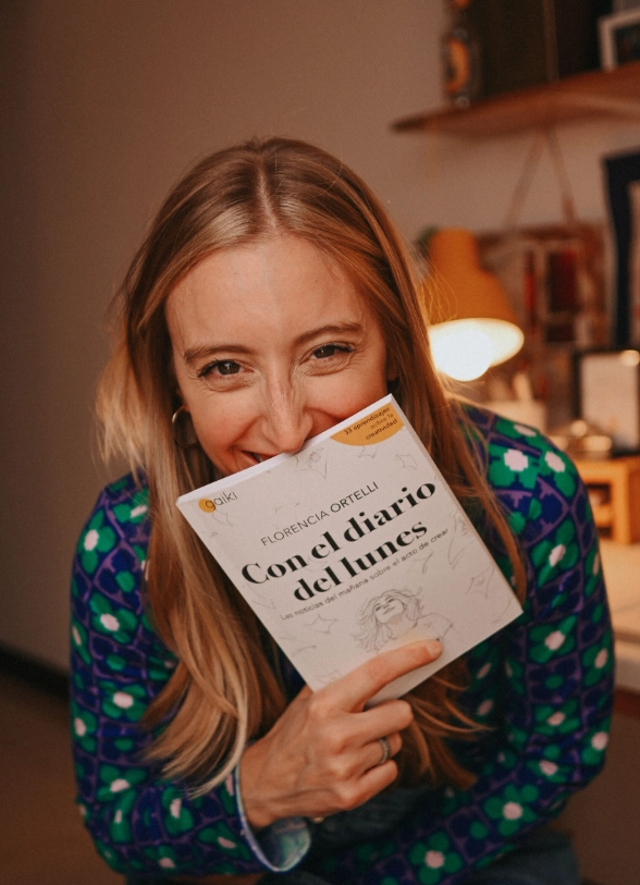 Florencia Ortelli junto a su nuevo libro Con el diario del lunes